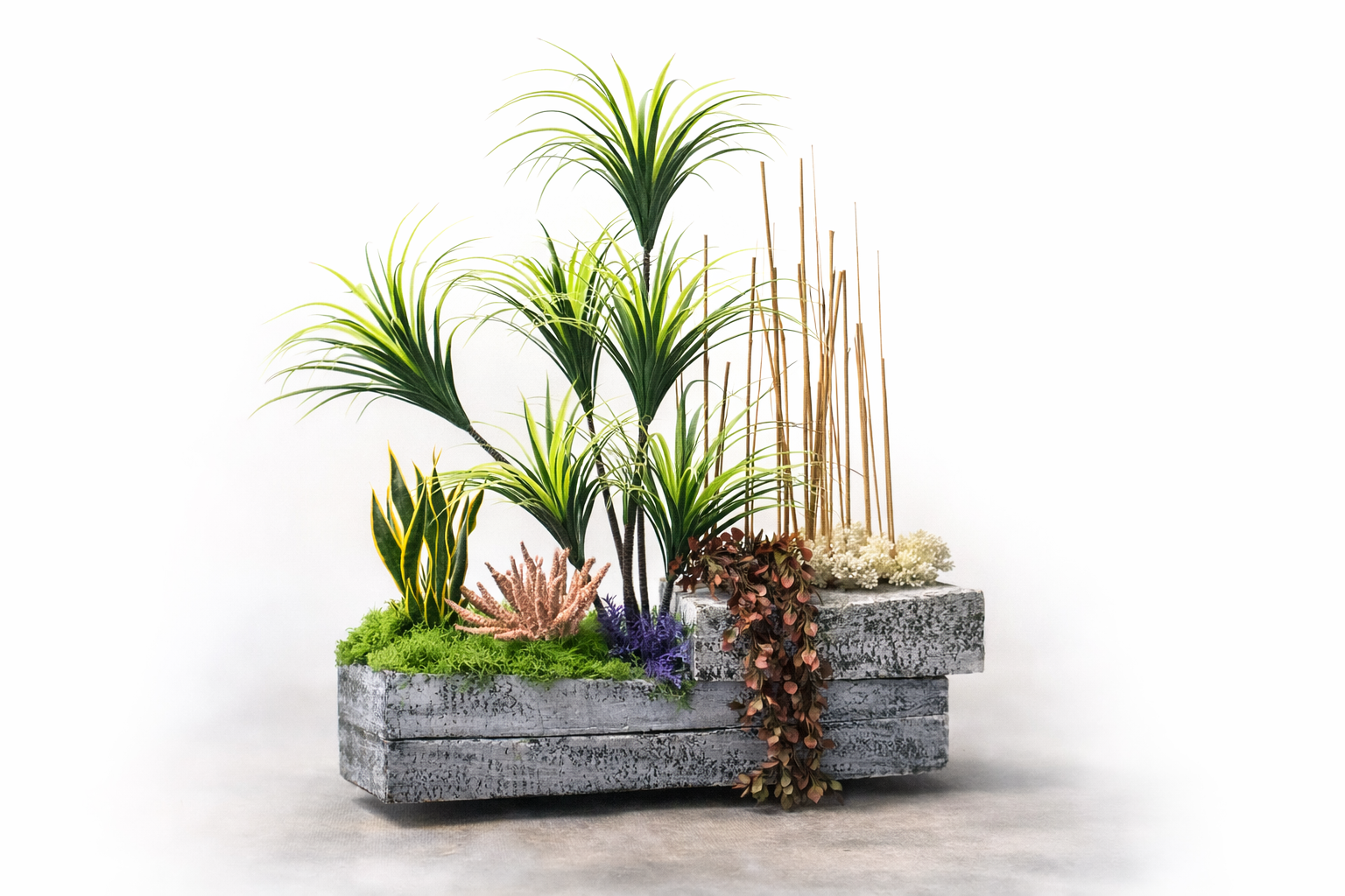 Espacio exterior con composiciones vegetales artificiales