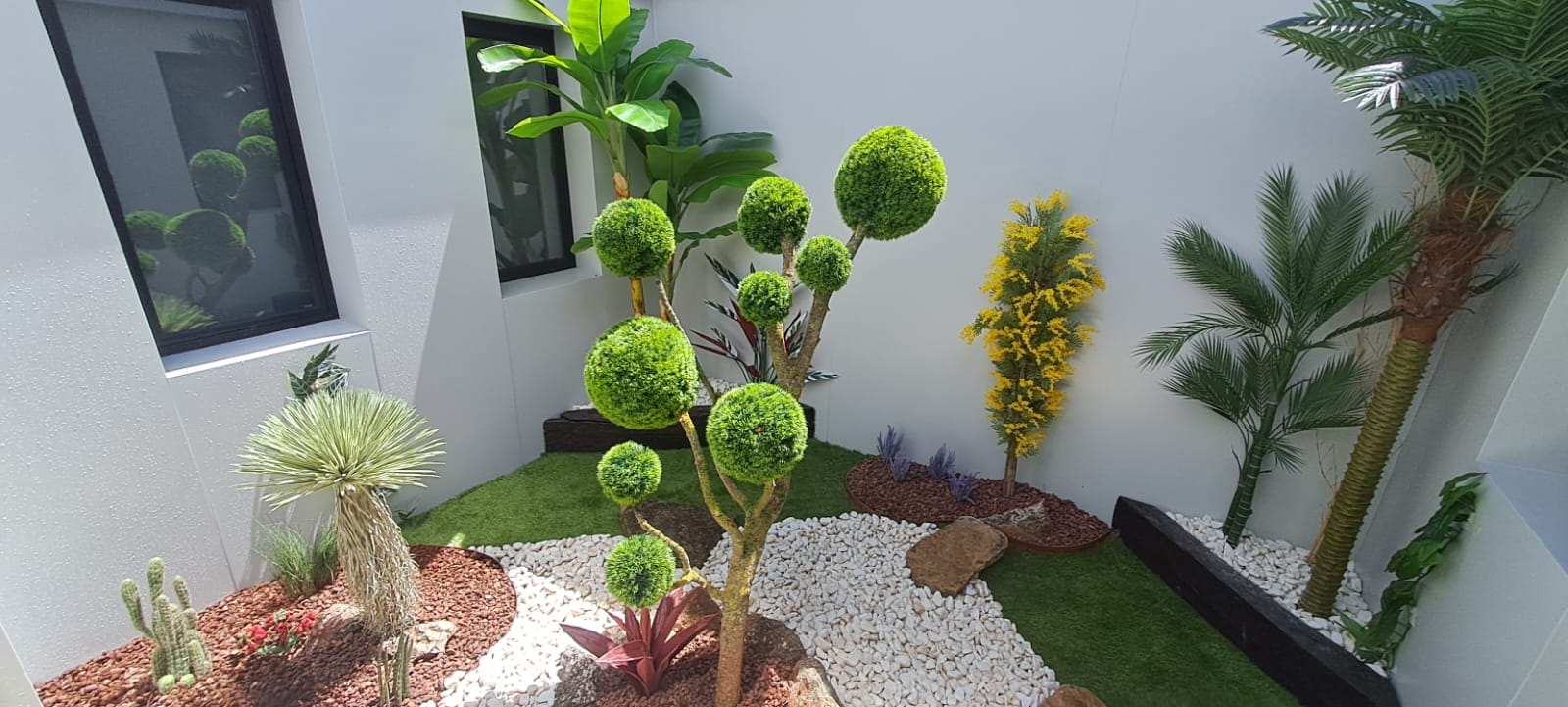 Detalle del topiario en bola del jardín