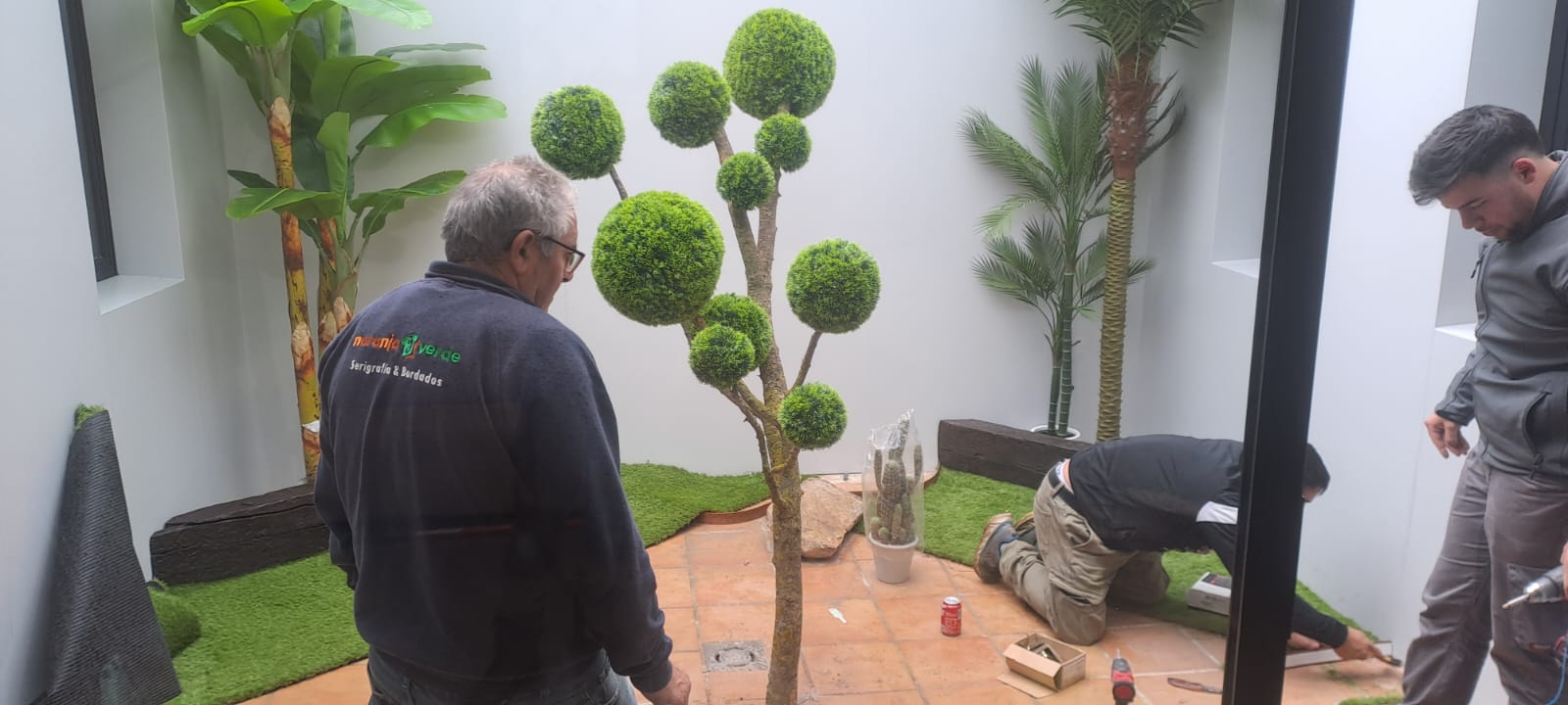 Equipo de Gracia Jardinería Artificial durante la instalación