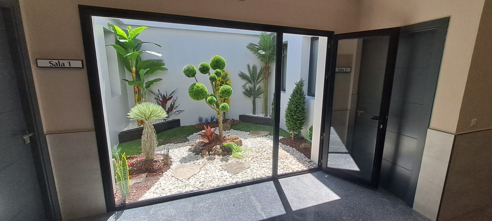 Proyecto real de jardinería artificial en un patio de luces