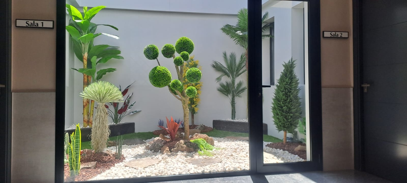 Composición de suelo con grava y piedra natural