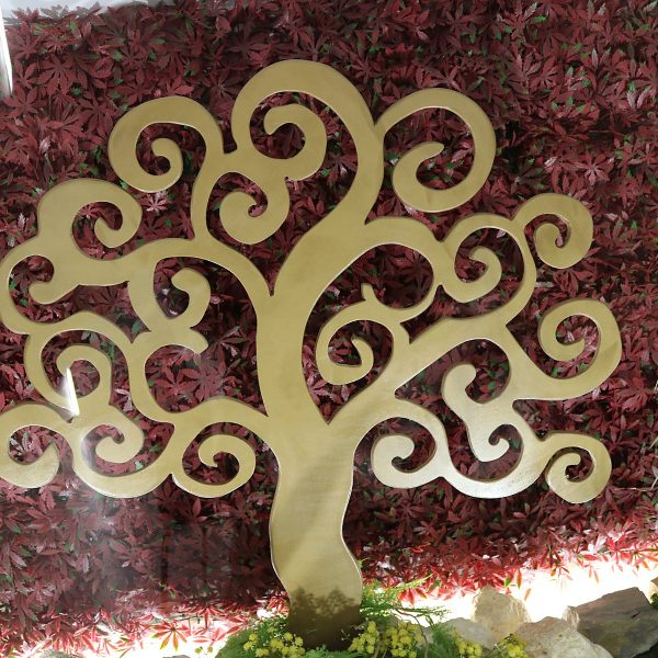 Árbol de la vida dorado sobre el muro vegetal