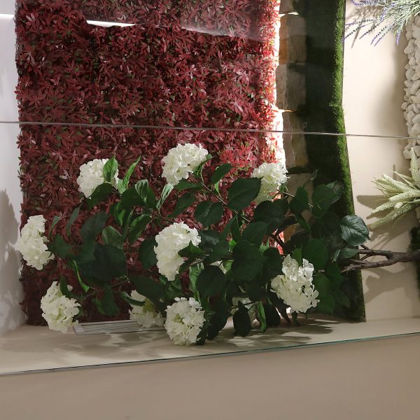 Muro vegetal con flores blancas en un proyecto de interior