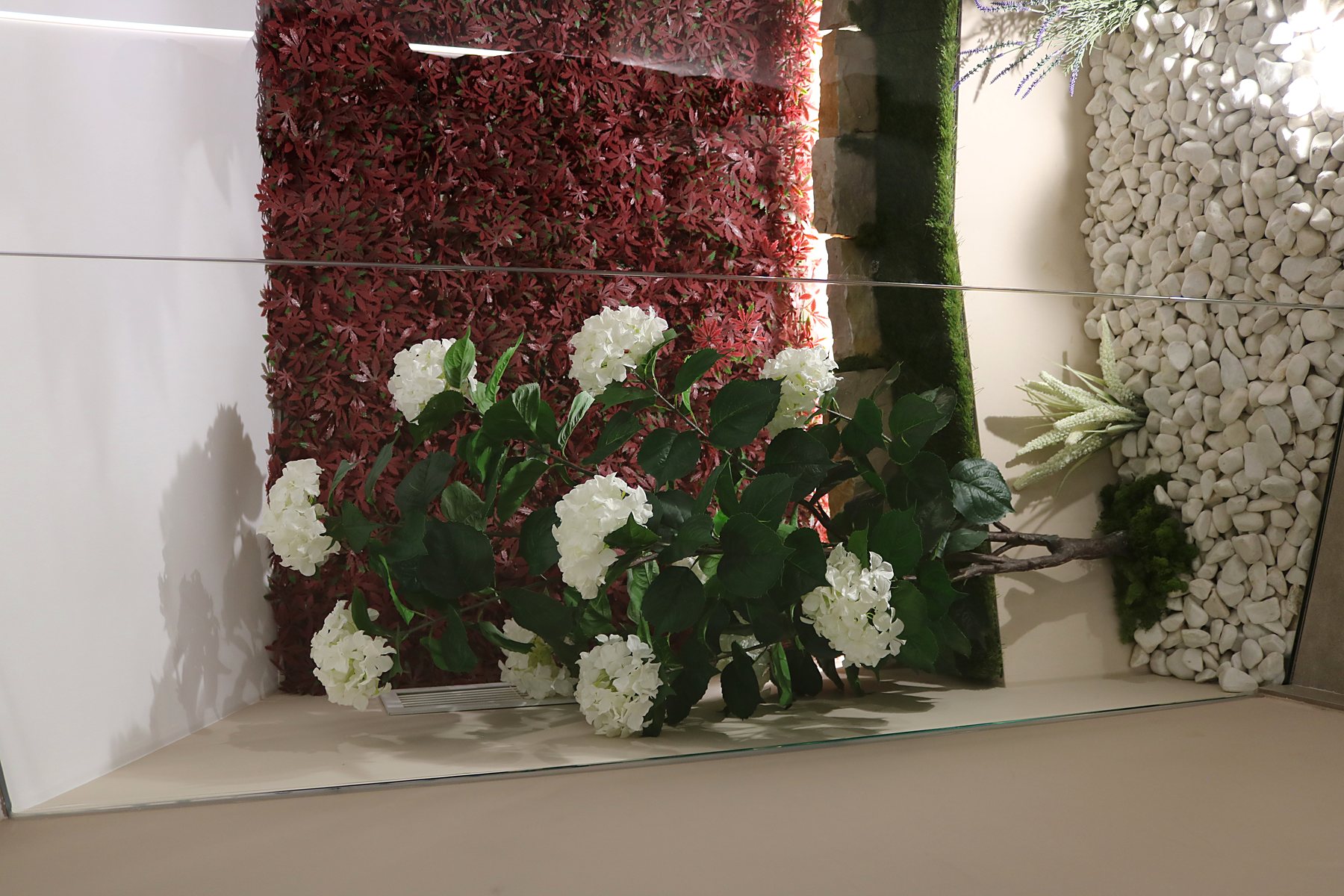 Muro vegetal con flores blancas en un proyecto de interior