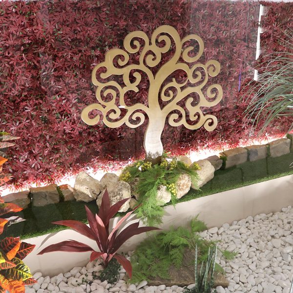 Muro vegetal preservado con árbol de la vida, crotón y palmera