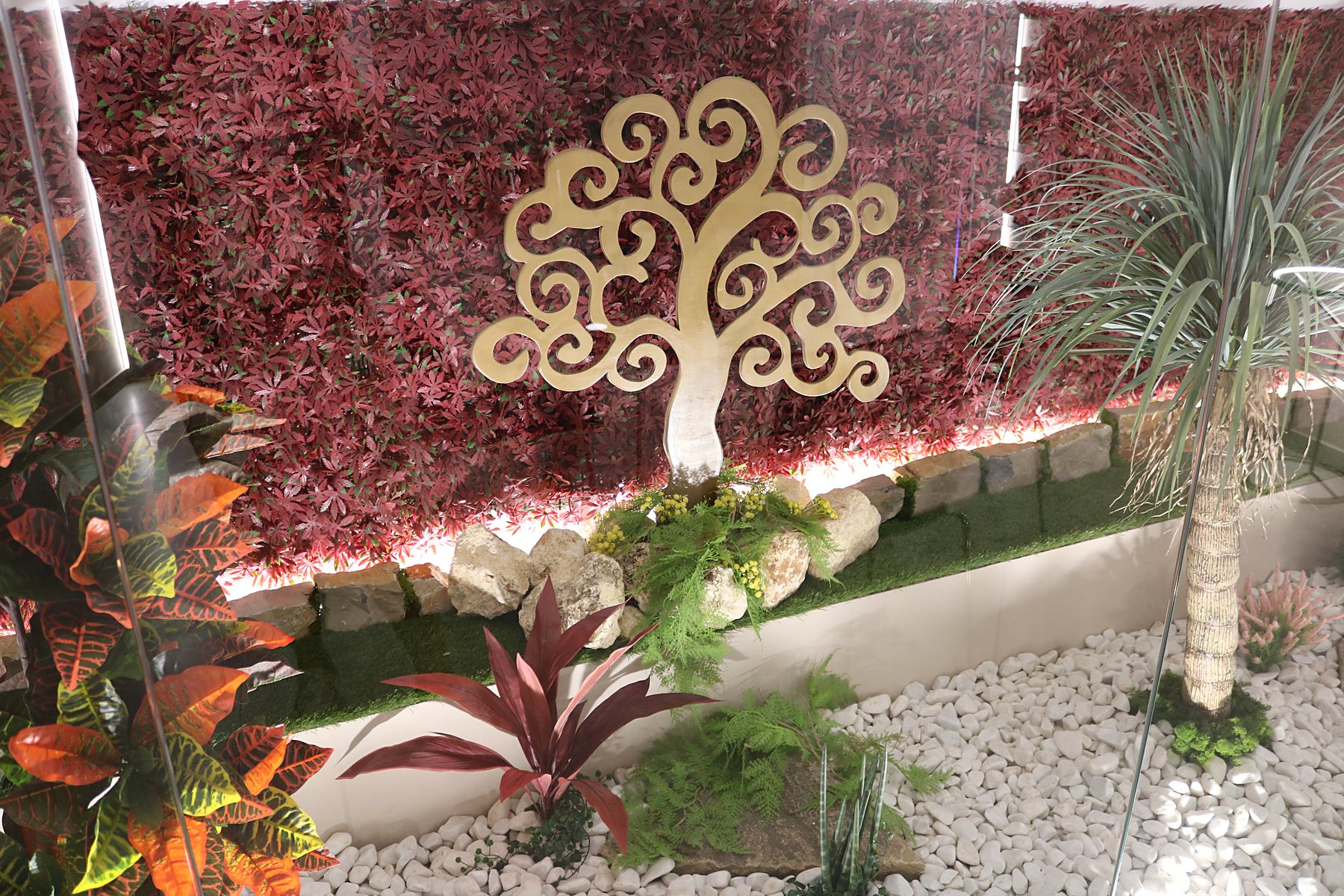 Muro vegetal preservado con árbol de la vida, crotón y palmera