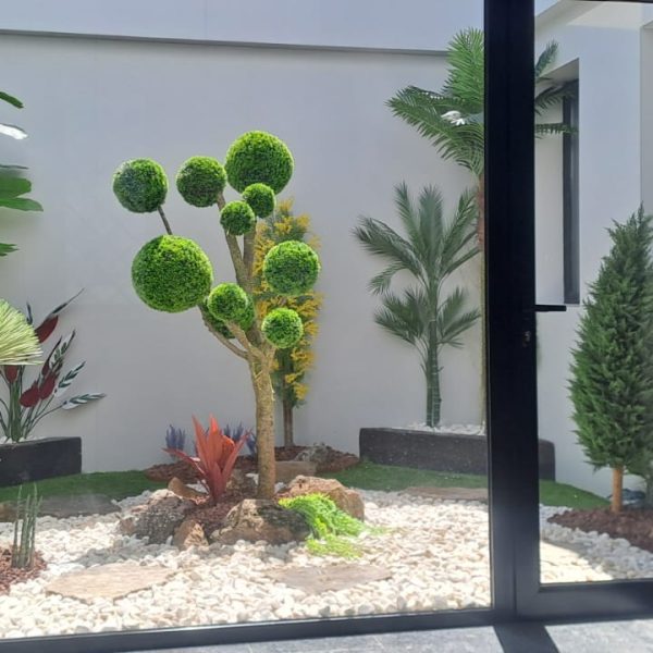 Composición de suelo con grava y piedra natural