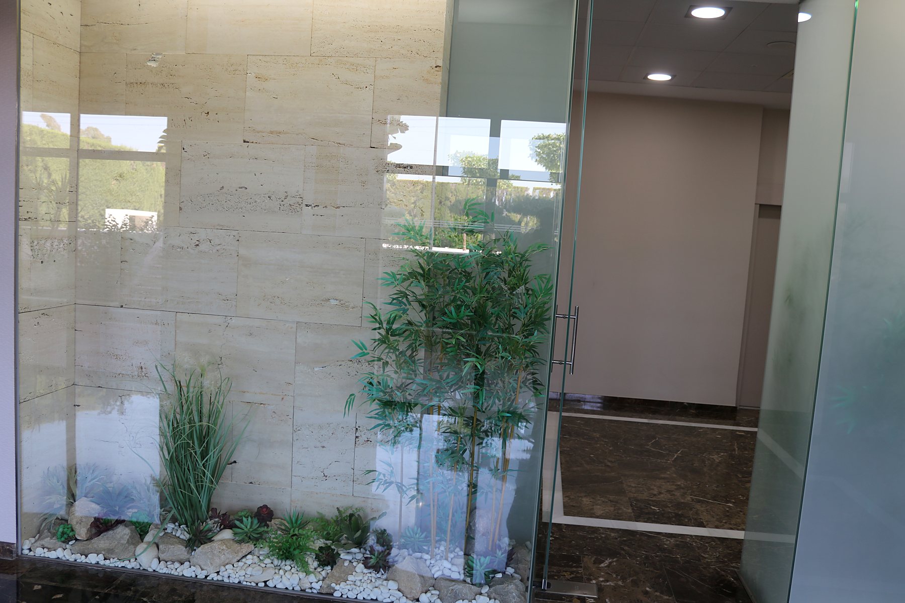 Recepción con jardinera de gramíneas