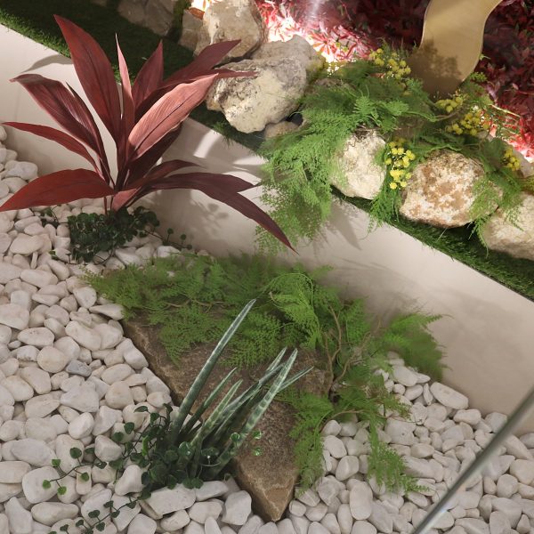 Rincón con roca natural y vegetación granate